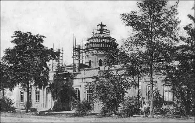 Nhà Thờ Phượng Ashgabat khi còn giàn giáo, ảnh in năm 1913. Chú thích gốc tiếng Nga ghi là thánh đường của người theo Đức Báb. Ảnh cỡ nhỏ.