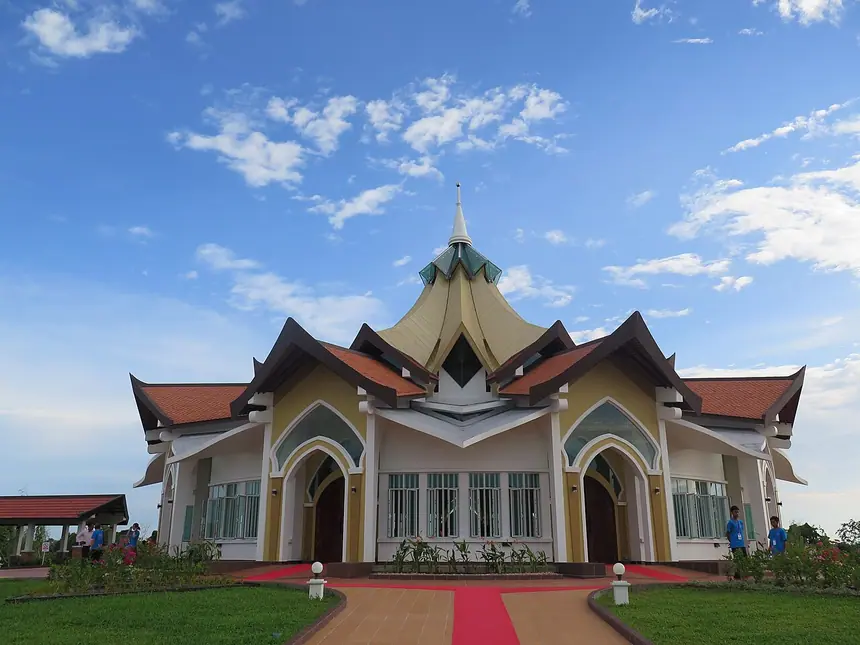 Nhà Thờ Phượng Bahá'í địa phương ở Battambang, Campuchia, chụp ngày 31 tháng 8 năm 2017, một ngày trước lễ khánh thành.
