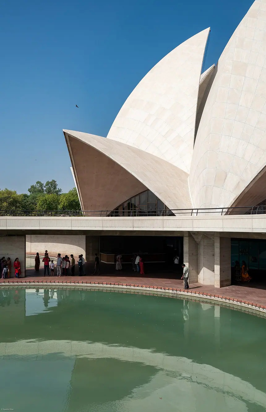 Nhà Thờ Phượng Bahá'í ở New Delhi, Ấn Độ, thường gọi là Đền Hoa Sen: các cánh sen ốp đá cẩm thạch và một trong chín hồ nước. Ảnh chụp năm 2026.