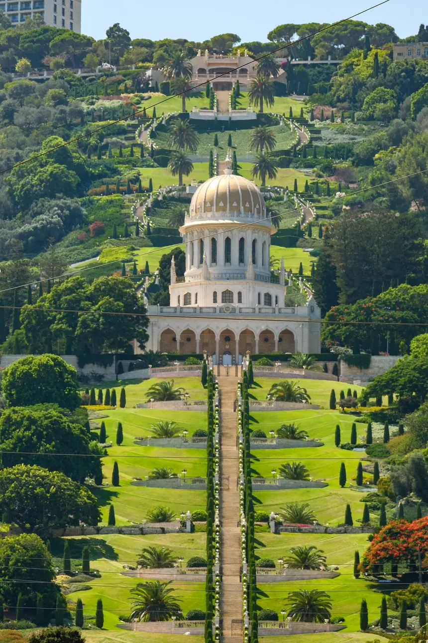 Đền Thánh Đức Báb với mái vòm vàng và các tầng vườn bậc thang trên núi Carmel, Haifa. Ảnh chụp năm 2025.