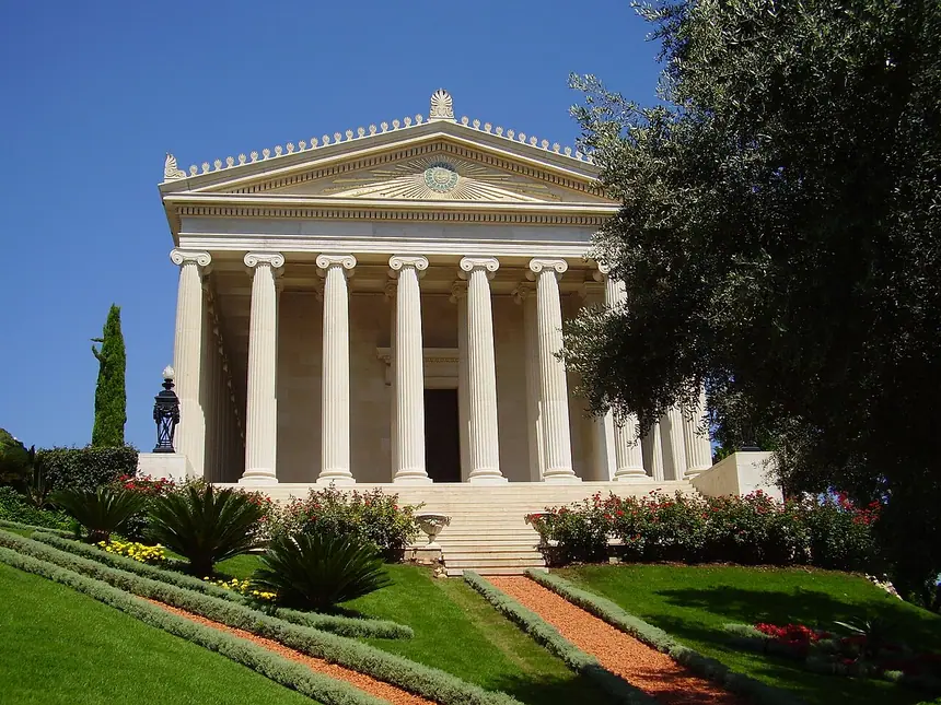 Tòa Lưu Trữ Quốc Tế Bahá'í trên núi Carmel, Haifa. Một thư năm 1980 của Tòa Công Lý Quốc Tế nhắc tới bức ảnh Đức Bahá'u'lláh trưng tại đây. Ảnh này chỉ chụp bên ngoài tòa nhà, năm 2007.