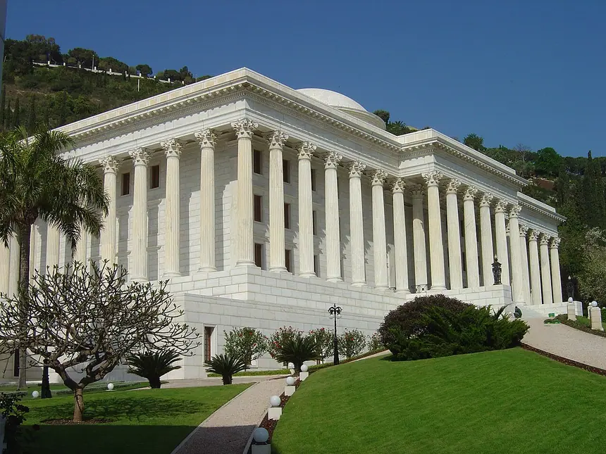 Trụ sở Tòa Công Lý Quốc Tế, cơ quan quản trị cao nhất của Đạo Bahá'í, trên núi Carmel, Haifa. Ảnh chụp năm 2005.
