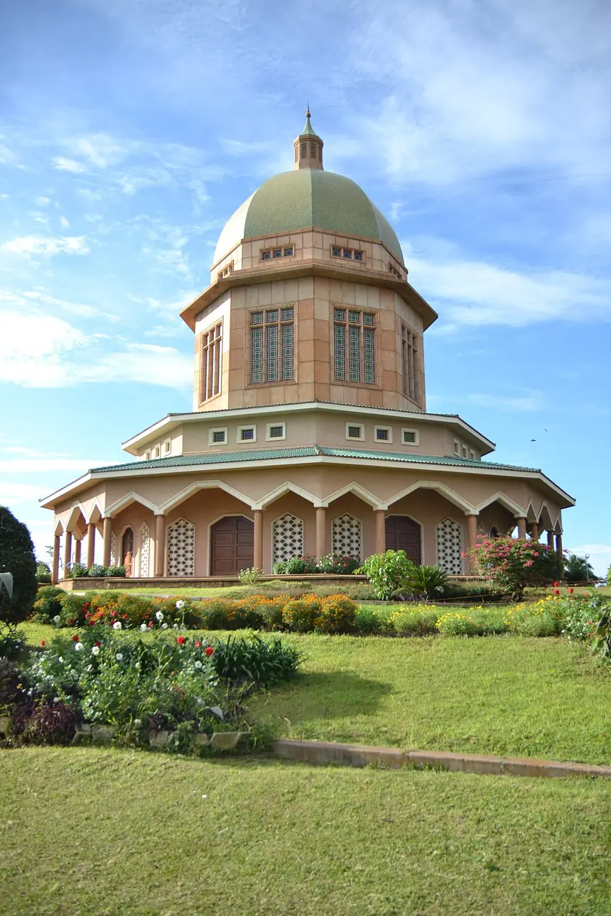 Nhà Thờ Phượng Bahá'í ở Kampala, Uganda, cung hiến năm 1961. Ảnh chụp năm 2011.