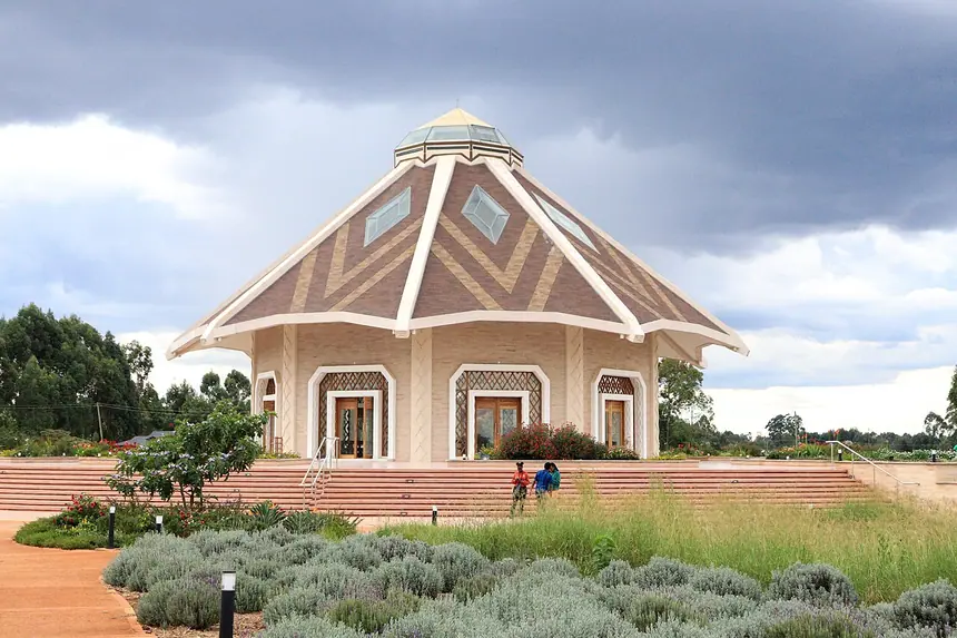 Một Nhà Thờ Phượng Bahá'í ở Kenya và vườn chung quanh, chụp tháng 4 năm 2022. Trang tệp chỉ ghi là nhà của người Bahá'í ở Kenya. Thư viện hiểu đây là ngôi ở Matunda Soy, ngôi duy nhất của Kenya.
