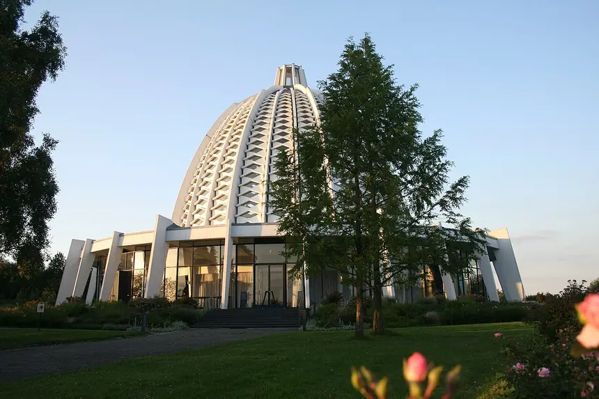 Nhà Thờ Phượng Bahá'í ở Langenhain, vùng Taunus gần Frankfurt, Đức, cung hiến năm 1964. Ảnh chụp năm 2007.