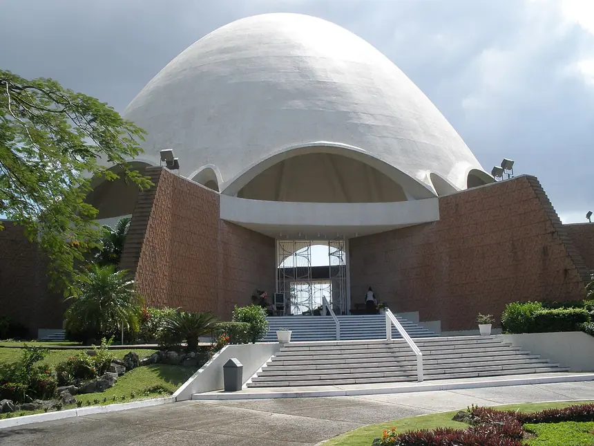 Nhà Thờ Phượng Bahá'í ở thành phố Panama, cung hiến năm 1972. Ảnh chụp ngày 14 tháng 12 năm 2008.