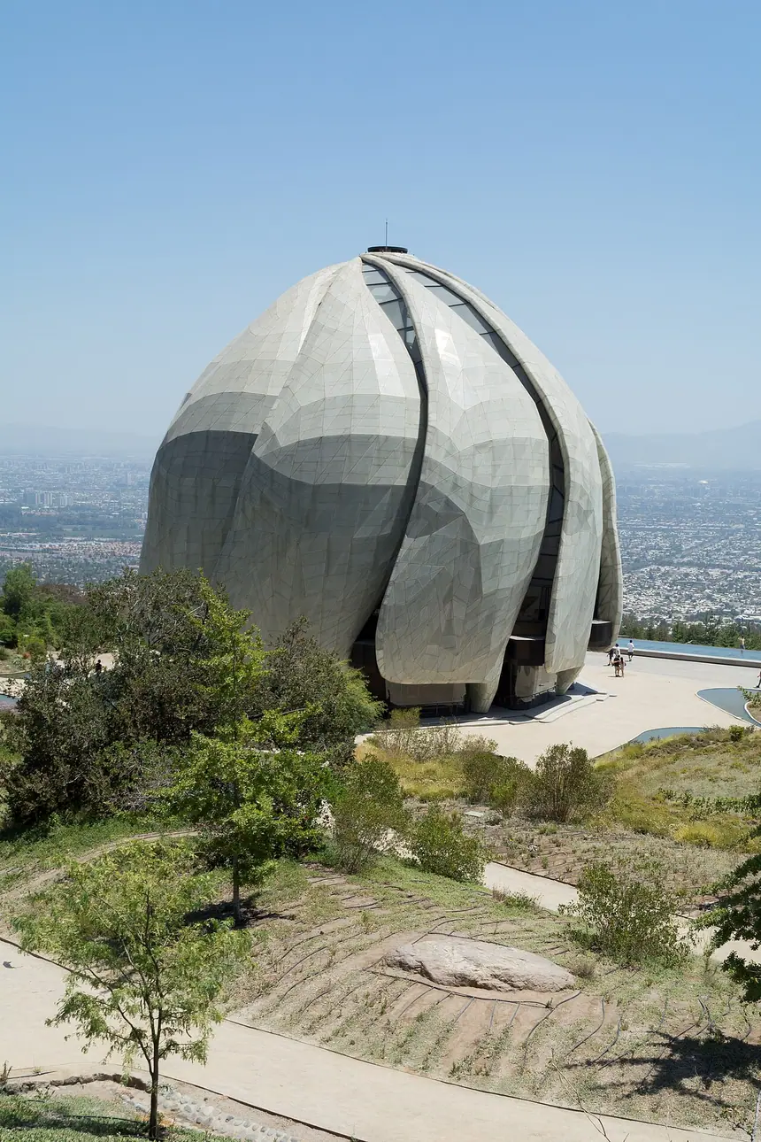 Nhà Thờ Phượng Bahá'í của Nam Mỹ ở Peñalolén, Santiago, Chile, dưới chân dãy Andes. Mở cửa năm 2016. Ảnh chụp năm 2020.