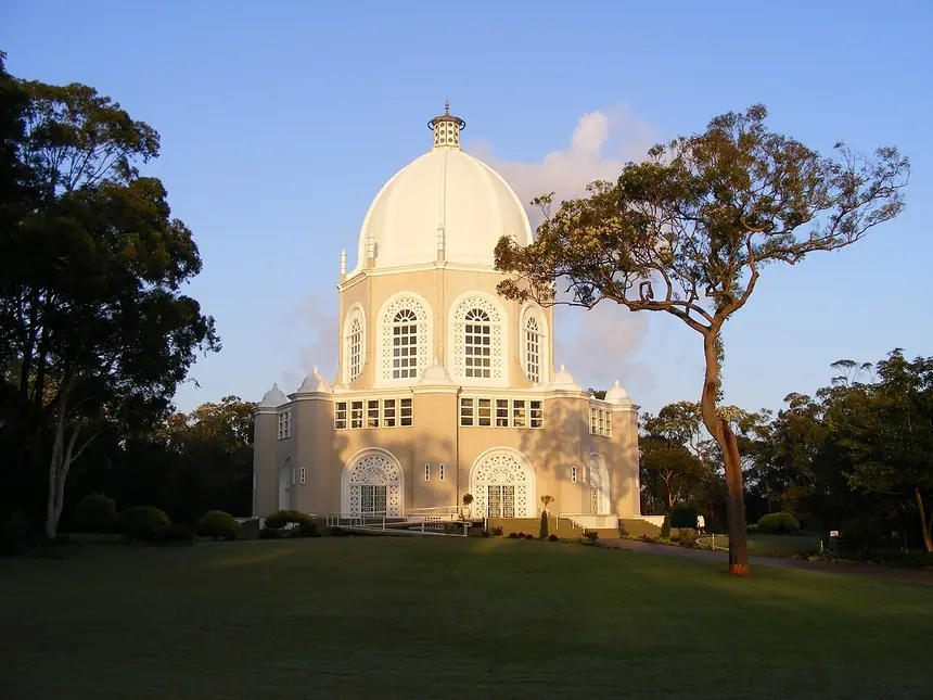 Nhà Thờ Phượng Bahá'í ở Sydney, Úc, lúc rạng đông. Cung hiến năm 1961. Ảnh chụp năm 2009.