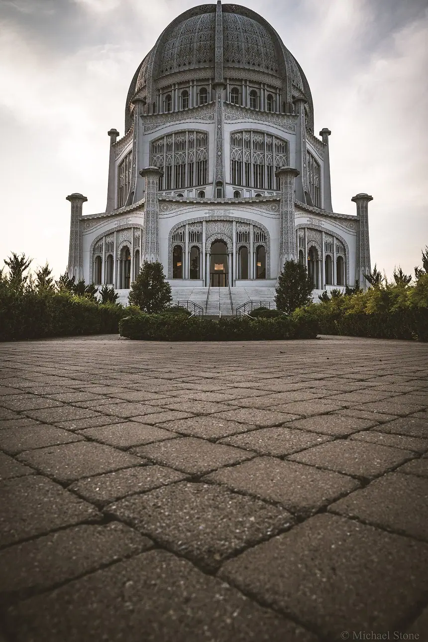 Nhà Thờ Phượng Bahá'í ở Wilmette, bang Illinois, Hoa Kỳ, nhìn từ dưới lên. Công trình chín mặt, cung hiến năm 1953. Ảnh chụp năm 2019.
