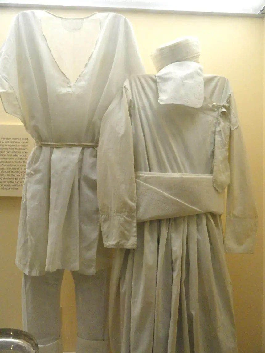 Bộ y phục trắng của tu sĩ Parsi ở Bombay, trưng bày tại Bảo tàng Lịch sử Tự nhiên Hoa Kỳ, New York.