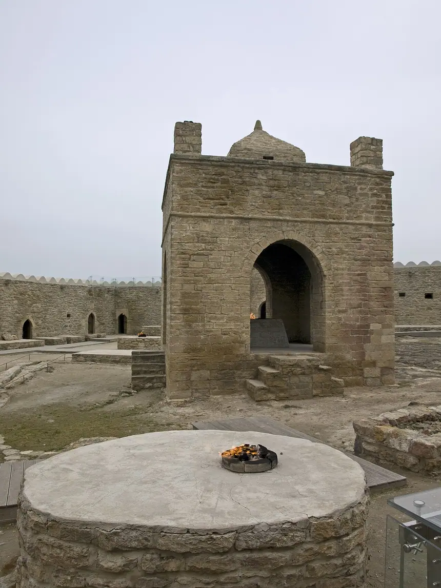 Ateshgah ở Surakhani gần Baku, Azerbaijan: tòa thờ bốn cửa vòm ở giữa sân, phía trước là một bệ lửa tròn. Công trình thế kỷ 17 tới 18. Ảnh chụp năm 2016.