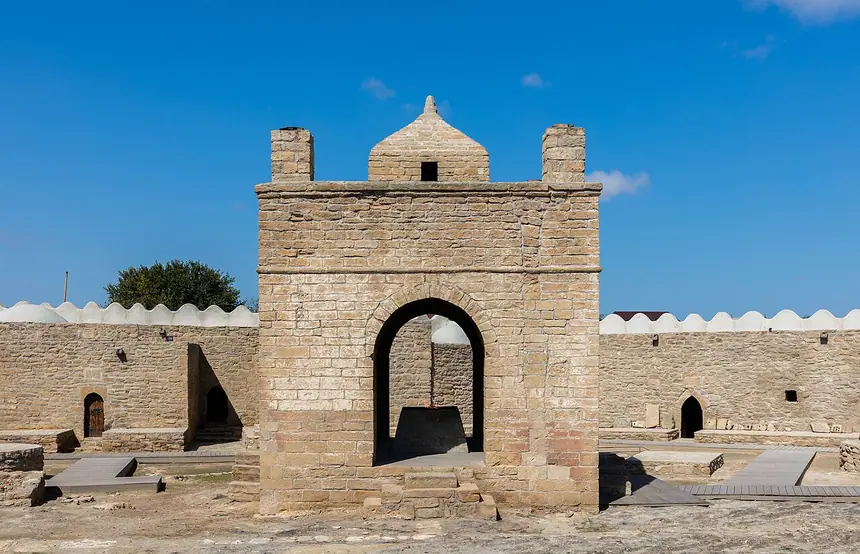 Tòa thờ giữa sân Ateshgah, Baku, Azerbaijan, nay là bảo tàng. Ảnh chụp năm 2016.