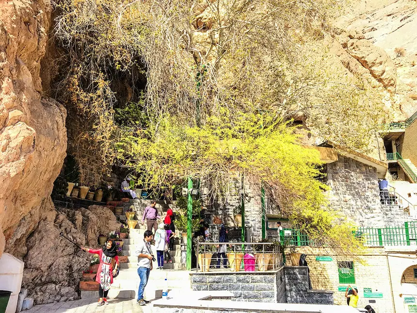 Đền Pir-e Sabz (Chak Chak) bám vào vách núi giữa sa mạc, tỉnh Yazd, Iran. Ảnh chụp năm 2017.