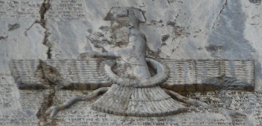 Hình người có cánh phía trên bức phù điêu của vua Darius ở vách núi Behistun (Bisotun), Iran, khoảng năm 522 tới 486 trước Công nguyên.