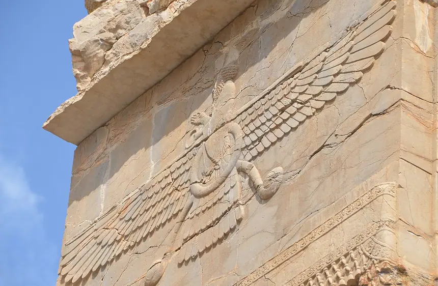 Hình người có cánh tạc trên đầu phía nam của Tripylon (Điện Hội Đồng), Persepolis, Iran, thời Achaemenid. Ảnh chụp tại chỗ năm 2019.