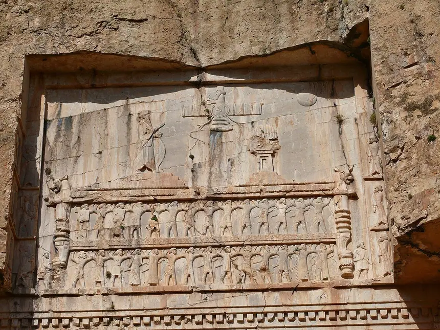 Tầng trên mặt tiền một lăng vua Achaemenid ở Naqsh-e Rostam, được cho là lăng vua Xerxes I: nhà vua đứng trên bục ba bậc, trước một bệ lửa đang cháy, phía trên là hình người có cánh.