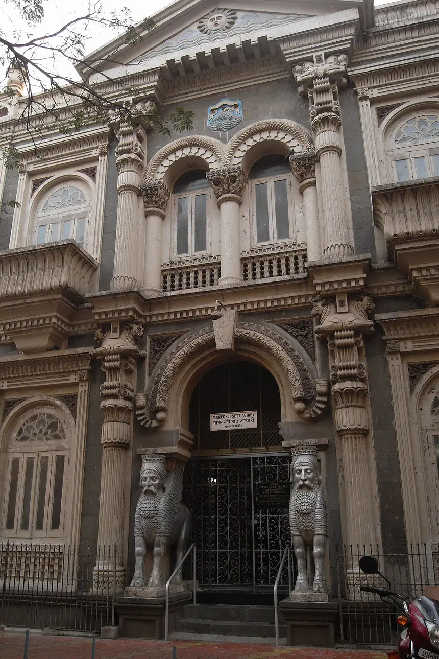Maneckji Seth Agiary, một đền lửa của người Parsi ở Mumbai, Ấn Độ. Hai bên cổng là hai tượng bò có cánh đầu người kiểu Ba Tư cổ. Theo người chụp, biển trên cổng ghi người không phải Parsi không được vào. Ảnh chụp năm 2009.