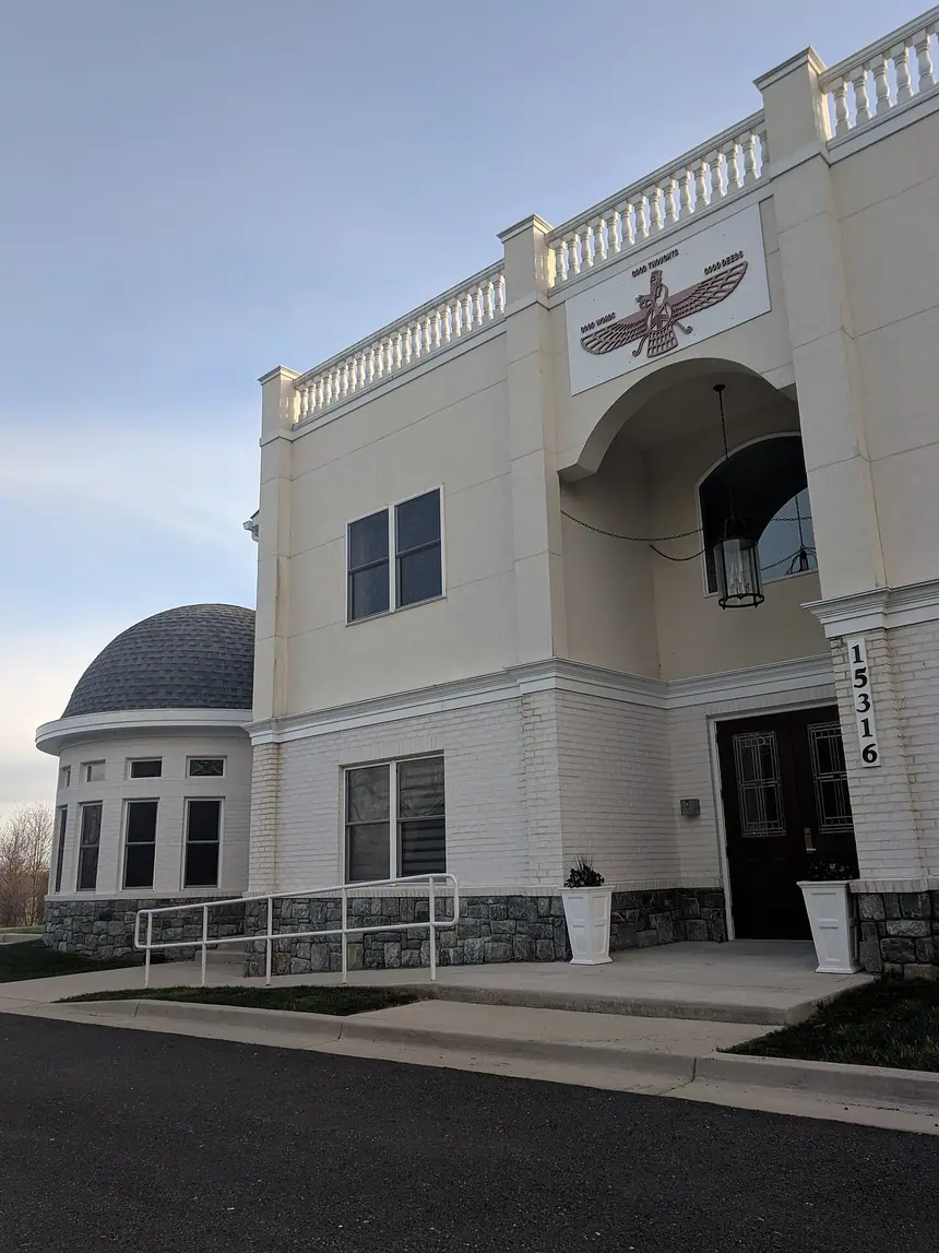 Kamran Dar-e Mehr, một đền của cộng đồng Zoroastrian ở Boyds, bang Maryland, Hoa Kỳ. Hình Faravahar đặt trên mặt tiền. Ảnh chụp năm 2018.