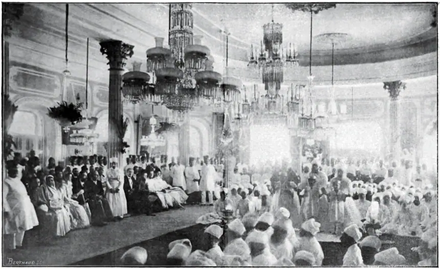 Một buổi lễ navjote của người Parsi tại Petit Hall, Bombay (nay là Mumbai). Ảnh in trong sách Les Parsis của Delphine Menant, Paris, năm 1898.