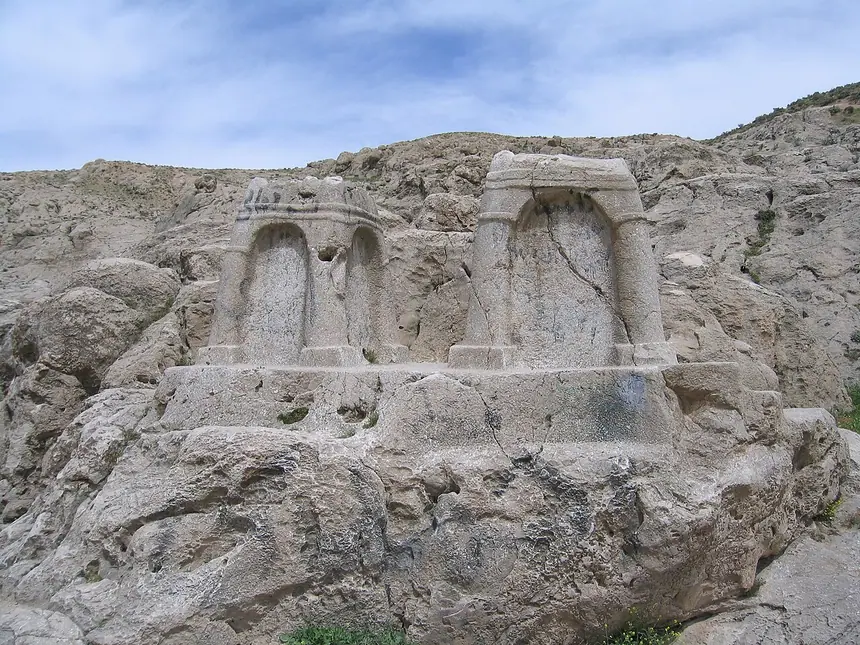 Hai khối đá đục thành hình vòm bốn cột trên sườn núi gần Naqsh-e Rostam, Fars, Iran. Thường được gọi là hai bệ lửa thời Sasan, nhưng có học giả cho là hai hộc đựng cốt. Ảnh chụp năm 2006.