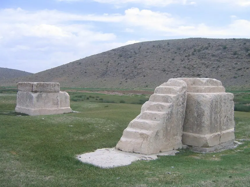 Hai bệ đá trắng ở khu Thánh Địa, Pasargadae, Iran, thế kỷ 6 trước Công nguyên. Một bệ có bậc thang. Hai bệ này hay được gọi là bệ lửa, nhưng Bách khoa Iranica cho rằng chúng không phải bệ giữ lửa.