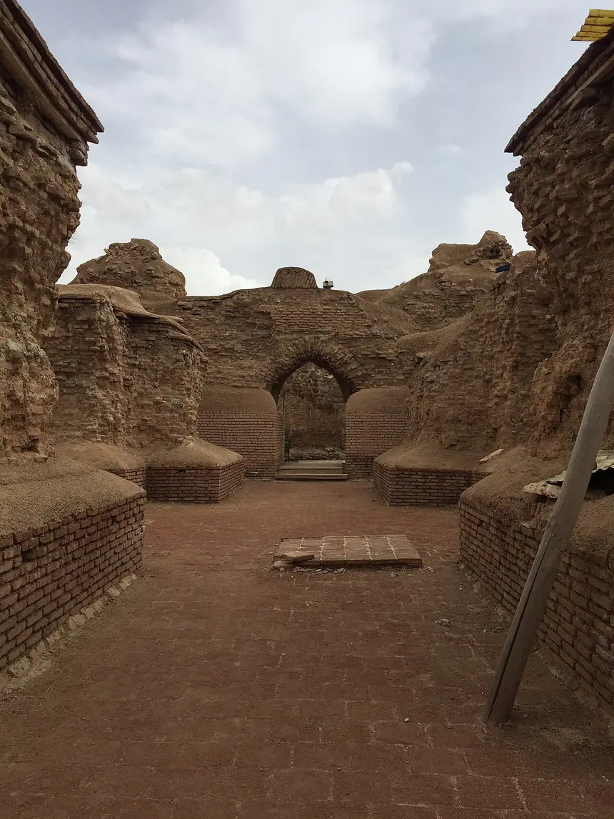 Phế tích khu đền lửa Adur Gushnasp ở Takht-e Soleyman, tây bắc Iran, thời Sasan. Ảnh chụp năm 2016.