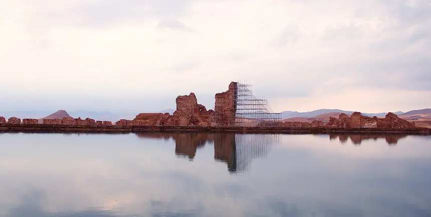 Takht-e Soleyman nhìn qua mặt hồ trên đỉnh đồi. Di sản thế giới UNESCO từ năm 2003. Ảnh chụp năm 2015.