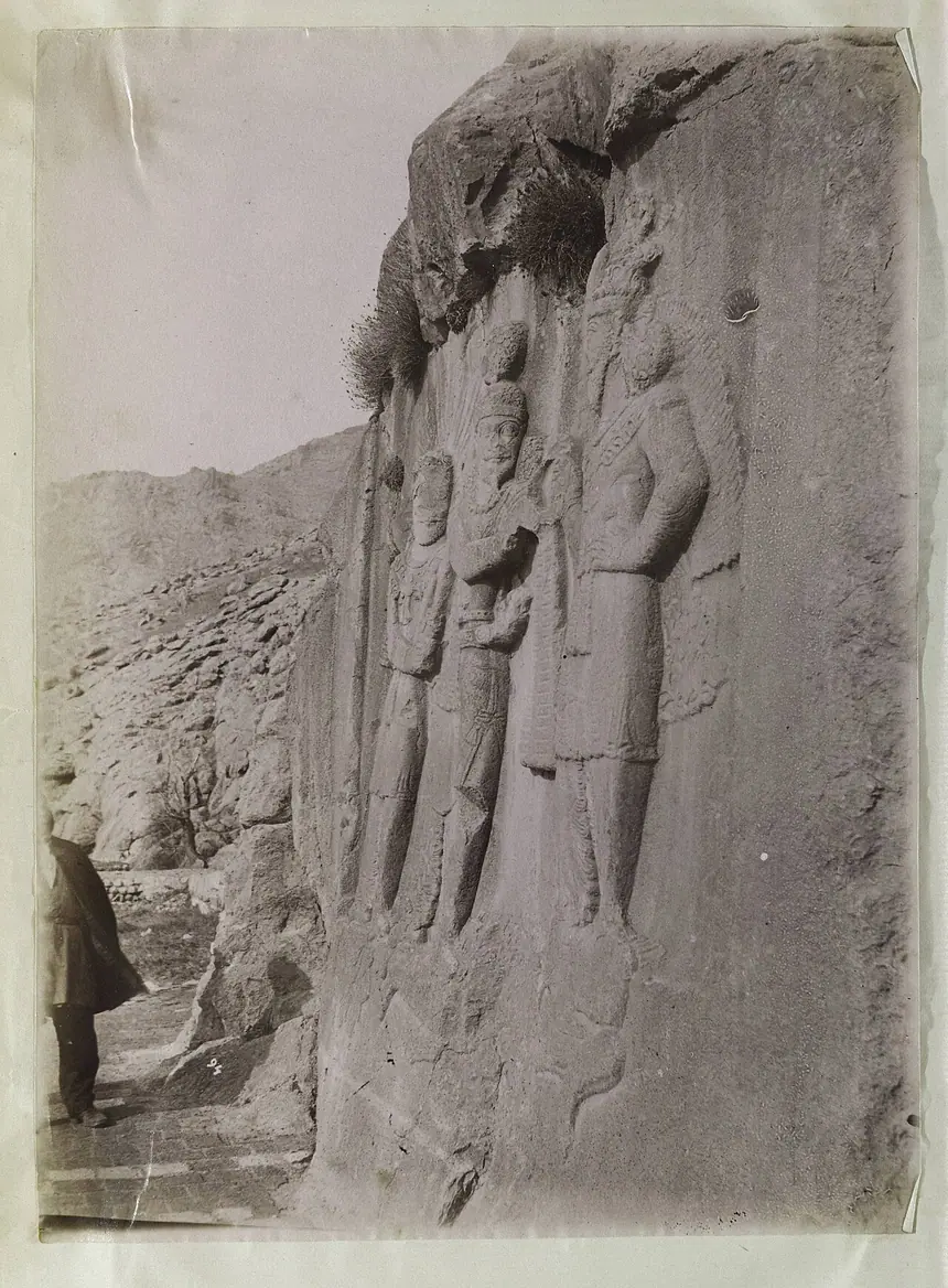 Phù điêu lễ tấn phong vua Ardashir II ở Taq-e Bostan, Kermanshah, Iran, cuối thế kỷ 4, ảnh của Antoin Sevruguin. Hình người có vầng tia sáng quanh đầu, tay cầm bó que barsom, về sau bị nhận lầm là Zarathustra. Bảo tàng Rietberg, Zürich.