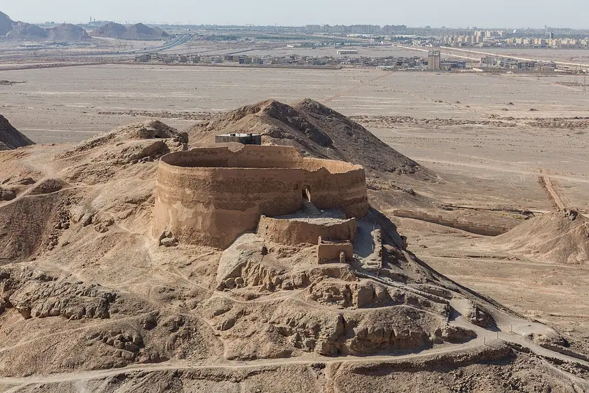 Dakhma (tháp lặng) trên đồi ngoài thành Yazd, Iran. Nay không còn dùng. Ảnh chụp năm 2016.