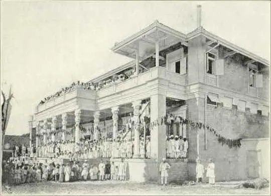 Đền lửa ở Udvada, Ấn Độ, ảnh in trên tạp chí National Geographic tháng 12 năm 1905 trong bài của William Thomas Fee. Ảnh nhỏ, quét từ bản in.