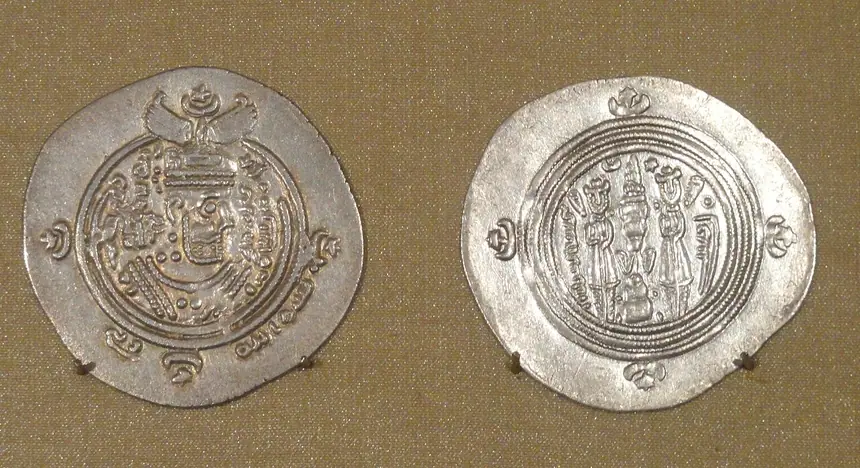 Hai đồng drachm bạc kiểu Sasan đúc dưới thời Ả Rập, năm 672 và năm 687 tới 688: bên trái là mặt có chân dung vua, bên phải là mặt có bệ lửa và hai người hầu. Bảo tàng Mỹ thuật Đại học Mount Holyoke, Hoa Kỳ.