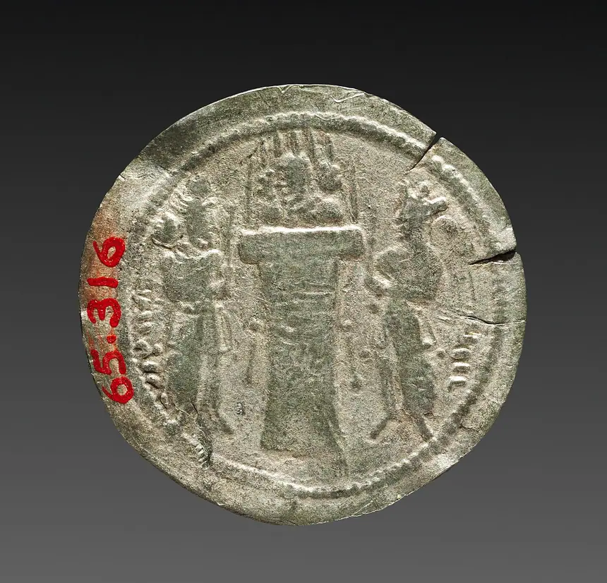 Mặt sau một đồng drachm bạc thời vua Hormizd II nhà Sasan, đầu thế kỷ 4: bệ lửa ở giữa, hai người cầm kiếm đứng hai bên, trên bệ có một bán thân nhỏ. Đường kính 2,8 cm. Bảo tàng Mỹ thuật Cleveland. Con số mực đỏ là số kiểm kê của bảo tàng.