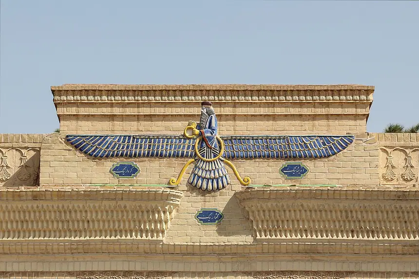 Hình Faravahar bằng gạch men trên mặt tiền đền lửa Yazd, Iran. Công trình thế kỷ 20, phỏng theo hình ở Persepolis.