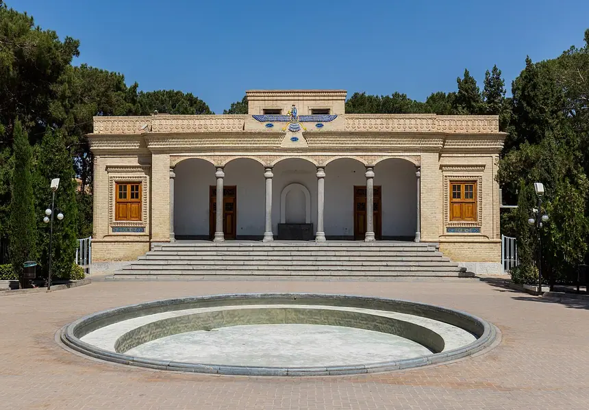 Đền lửa Atash Behram ở Yazd, Iran, xây năm 1934. Trên mặt tiền có hình Faravahar, trước đền là hồ nước tròn.