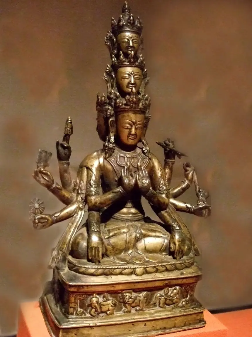Kunzang Gyalwa Dupa nhiều mặt nhiều tay, tượng đồng khảm bạc. Người chụp ghi theo nhãn: miền tây Tây Tạng, khoảng năm 1300. Bảo tàng Nghệ thuật Á châu San Francisco.