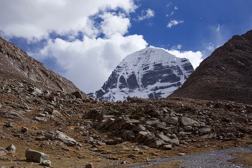 Mặt bắc núi Kailash, miền tây Tây Tạng. Người theo đạo Bön gọi núi là Tise và đi nhiễu quanh núi ngược chiều kim đồng hồ.