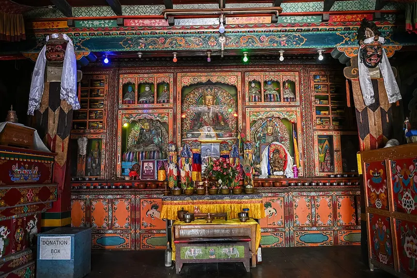 Ban thờ chính của tu viện Bön ở Kewzing, Sikkim, Ấn Độ: tượng trong các khám gỗ sơn, bàn cúng phía trước. Trang tệp gốc ghi tu viện lập năm 1980 và không ghi tên từng pho tượng.
