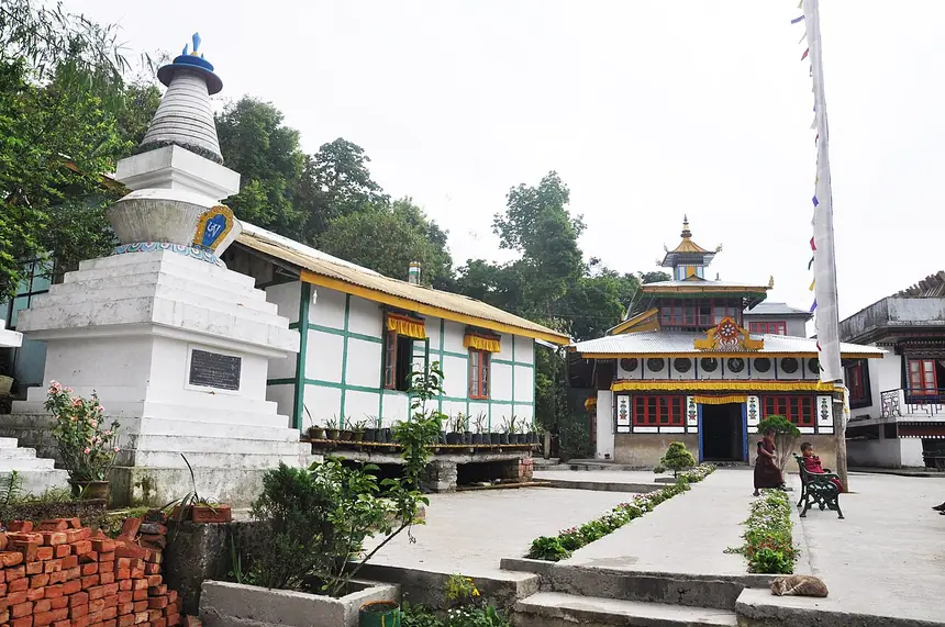 Tu viện Bön ở Kewzing, Sikkim, Ấn Độ: bảo tháp trắng bên trái, chính điện phía sau. Ảnh chụp năm 2013.