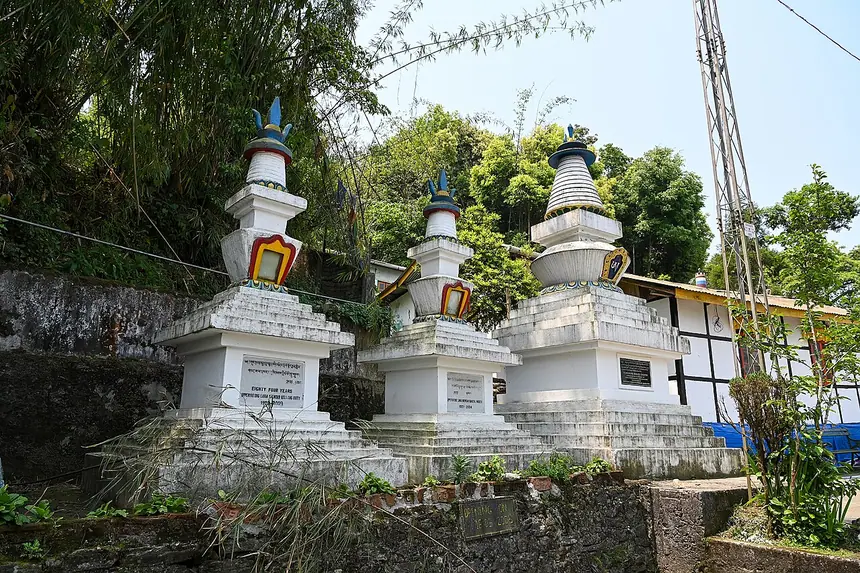 Ba ngọn bảo tháp (chorten) trắng trong khuôn viên tu viện Bön ở Kewzing, Sikkim, Ấn Độ.