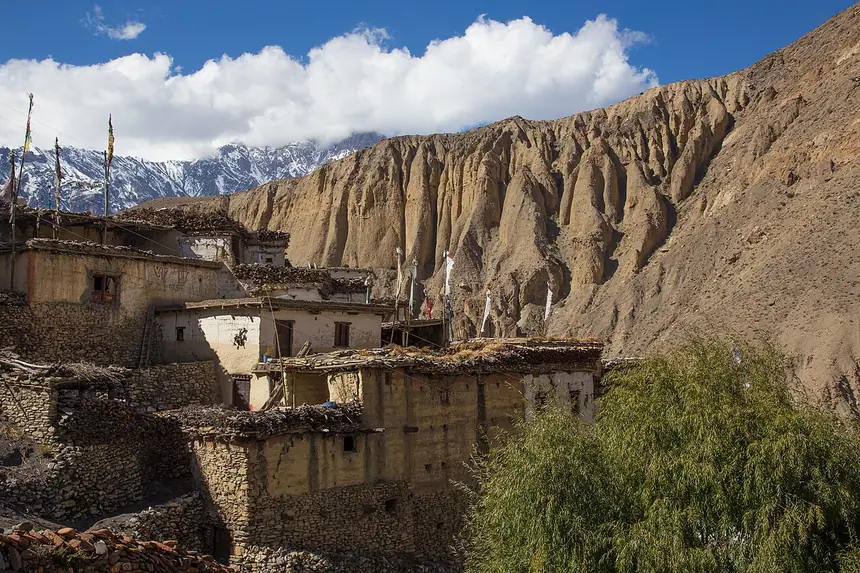 Làng Lupra ở Mustang, Nepal. Người chụp ghi đây là một làng theo đạo Bön nằm trong hẻm núi giữa Kagbeni và Jomsom. Ảnh chụp năm 2014.