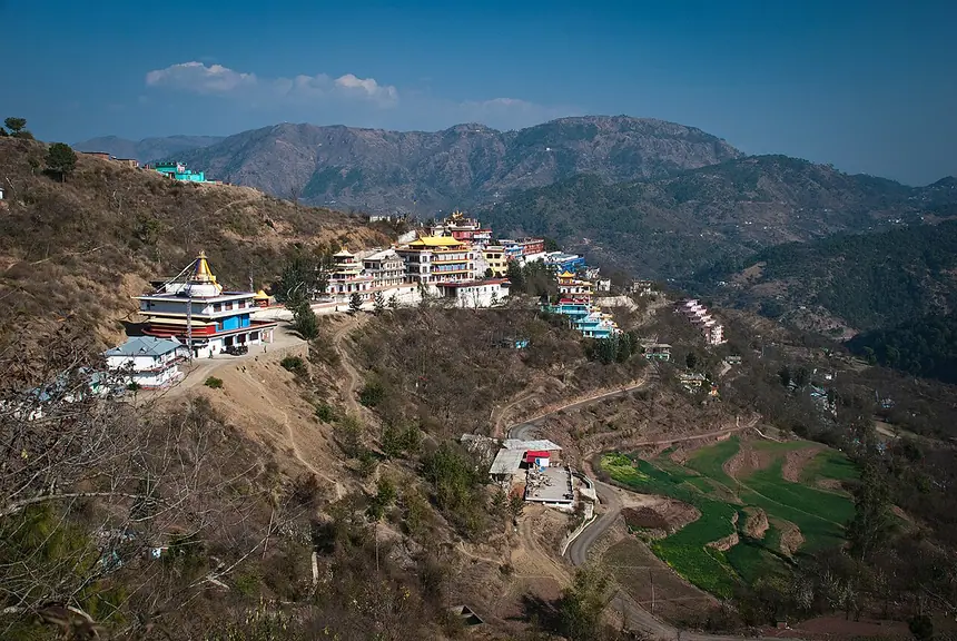 Tu viện Menri dựng lại ở Dolanji, bang Himachal Pradesh, Ấn Độ. Ảnh chụp tháng 2 năm 2016.