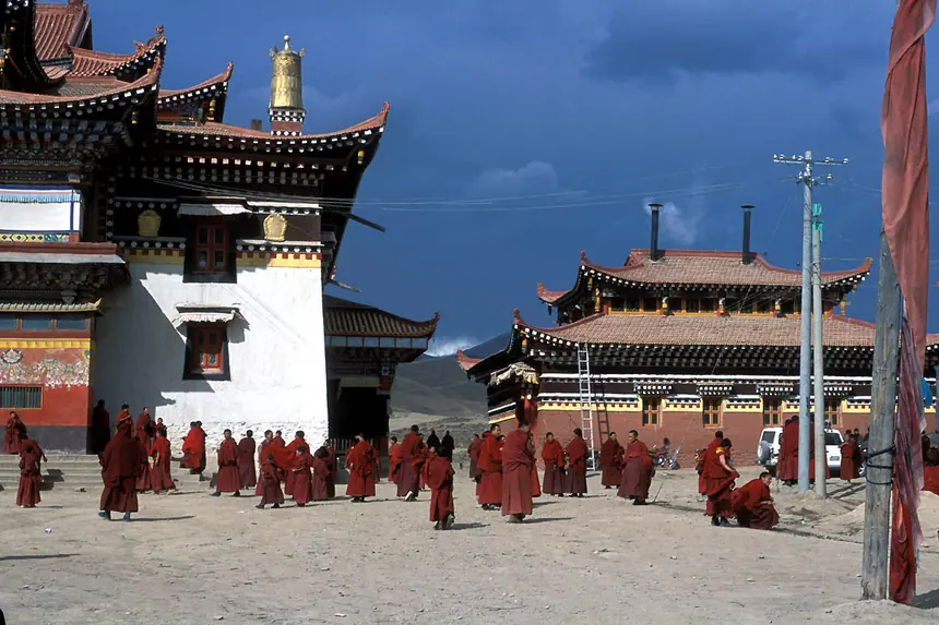 Tu viện Nangzhig (dân trong vùng gọi là Narshi) ở Ngawa, tỉnh Tứ Xuyên, Trung Quốc. Ảnh chụp tháng 2 năm 2003.