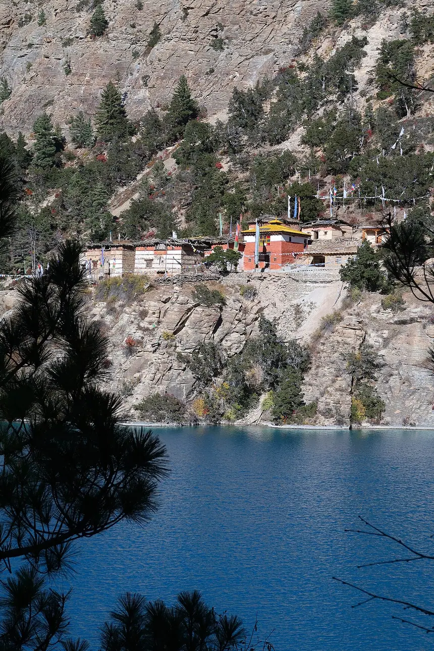 Ngôi tự viện Bön bên hồ ở Ringmo, vùng Dolpo, Nepal. Ảnh chụp năm 2019, tên gọi theo người chụp.