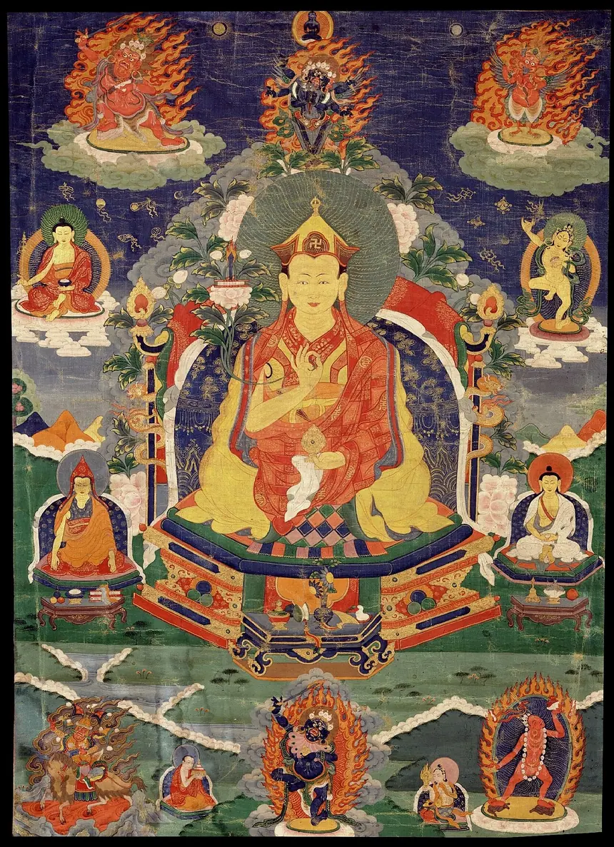 Lạt ma Sanggye Lingpa (1705 tới 1735) của dòng Bön Mới, đội mũ vàng, tay phải cầm cành sen đỡ kiếm và sách. Tranh thangka, vùng Gyalrong, miền đông Tây Tạng, thế kỷ 19. Bảo tàng Mỹ thuật Rubin, New York, số C2006.66.598.