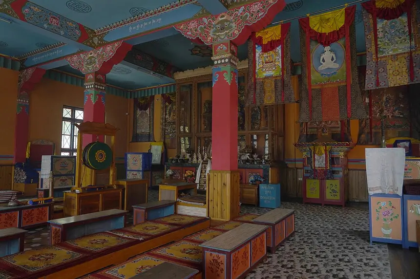 Chính điện tu viện Sog Yungdrung Ling ở Yangang, Sikkim, Ấn Độ: tranh thangka treo trên cao, hàng ghế tụng kinh, trống lớn. Trang tệp gốc ghi tu viện lập năm 2013.