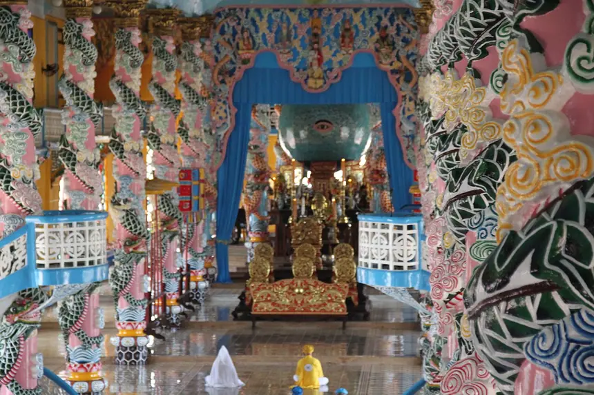 Các ngai của Giáo Tông, Chưởng Pháp và Đầu Sư đặt trước Bát Quái Đài, Tòa Thánh Tây Ninh. Ảnh chụp năm 2013.