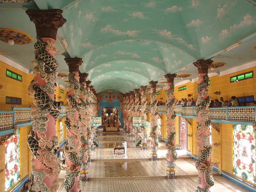 Lòng Đền Thánh nhìn về phía Bát Quái Đài: hai hàng cột rồng, trần vẽ mây trời. Tòa Thánh Tây Ninh, ảnh chụp năm 2010.