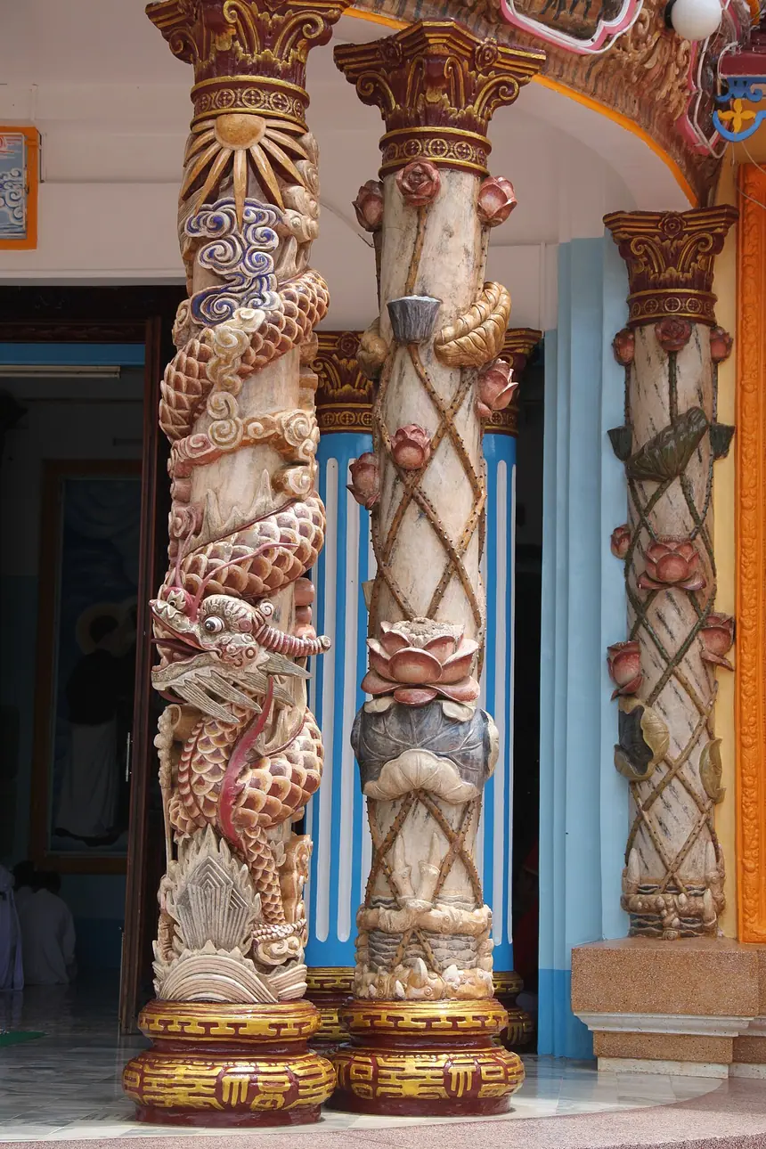 Cột đắp rồng và cột đắp hoa sen ở lối vào chính của Tòa Thánh Tây Ninh, gọi là cột Long Hoa. Ảnh chụp năm 2013.