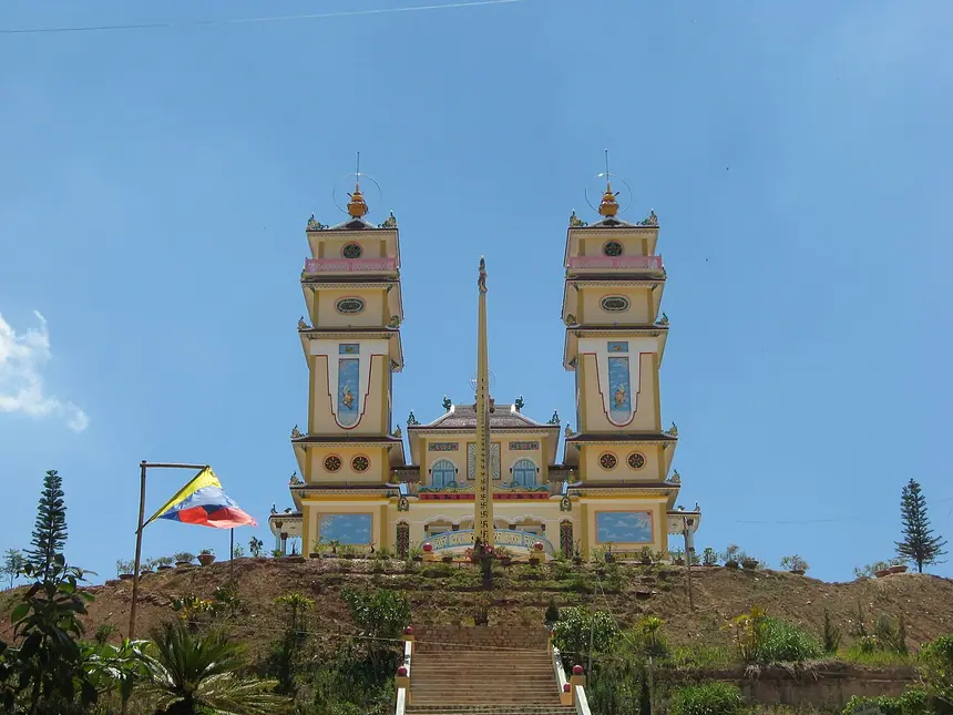 Thánh thất Đa Phước ở Đà Lạt, thuộc Hội Thánh Cao Đài Tòa Thánh Tây Ninh, xây lại từ năm 2005. Ảnh chụp năm 2011.
