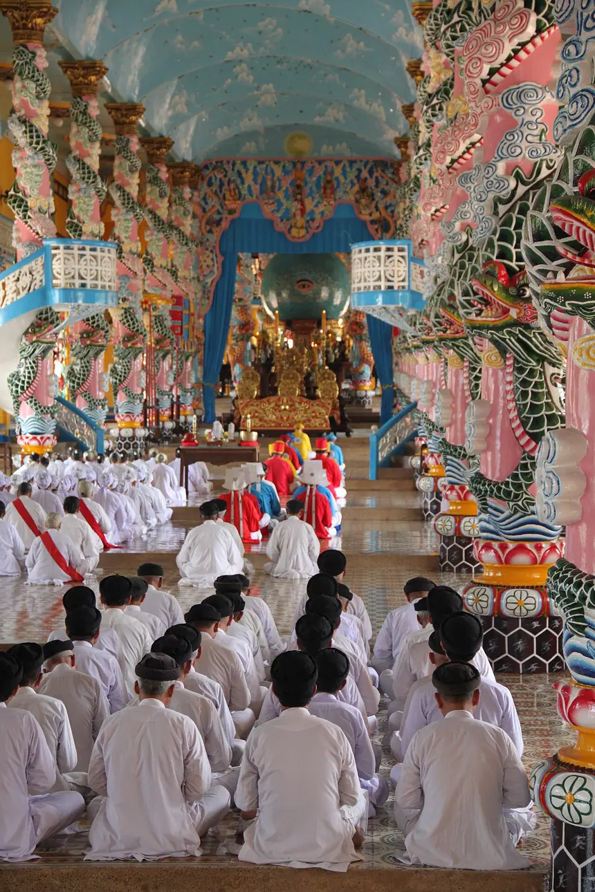 Một thời cúng ở Tòa Thánh Tây Ninh, chụp từ phía sau người dự lễ. Quả Càn Khôn ở cuối điện. Ảnh chụp năm 2013.
